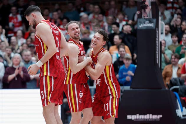 Im Bild: Jubel bei v.li. Leo Saffer (Wuerzburg Baskets, 3), Lukas Herzog (Wuerzburg Baskets, 1) und Brae Ivey (Wuerzburg Baskets, 11) 02.01.2026, Fitness First Wuerzburg Baskets vs. Veolia Towers Hamburg, easyCredit BBL, 14. Spieltag, Deutschland, 97072, tectake-Arena Wuerzburg, Copyright: HMBxMedia xJulienxBecker