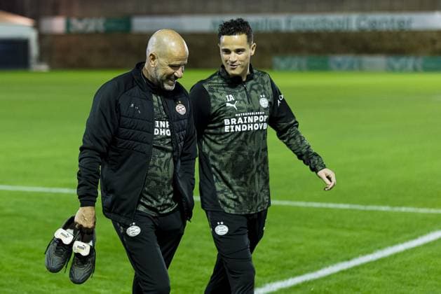 MARBELLA , Marbella Football Centre , season 2025 2026 , Dutch Eredivisie football , PSV training in Spain , picture shows , PSV trainer Peter Bosz entering the pitch with Ibrahim Afellay. PSV in Spain 02-01-2026  x200493653x Copyright: