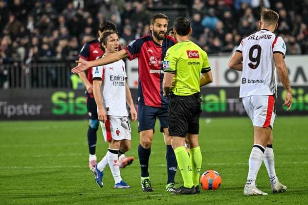 CALCIO - Serie A - Cagliari Calcio vs AC Milan Leonardo Pavoletti of Cagliari Calcio, Rosario Abisso, Arbitro, Referee during Cagliari Calcio vs AC Milan, Italian soccer Serie A match in Cagliari, Italy, January 02 2026 Cagliari Italy  Copyright: xIPAxSport ABACAx