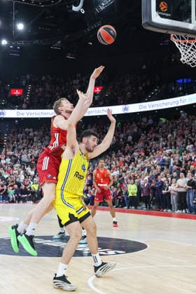 Niels Giffey (FC Bayern Basketball, 05) mit Gur Lavi (Maccabi Rapyd Tel Aviv, 04), GER, FC Bayern Basketball vs. Maccabi Rapyd Tel Aviv, Basketball, Euroleague, 19. Spieltag, Saison 2025 2026, 02.01.2026, GER, FC Bayern Basketball vs. Maccabi Rapyd Tel Aviv, Basketball, Euroleague, 19. Spieltag, Saison 2025 2026, 02.01.2026 Muenchen Copyright: xEibner-Pressefoto JennixMaulx EP_JML