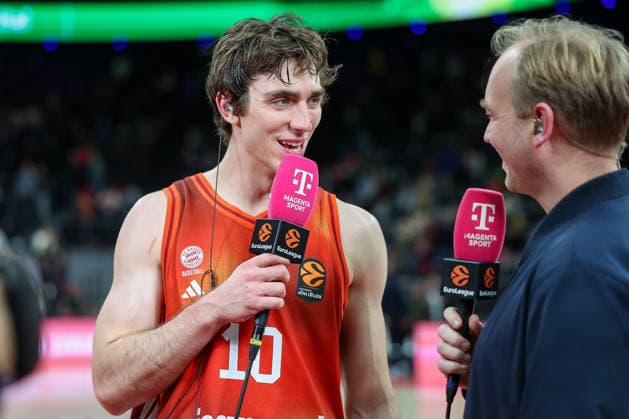 Justinian Jessup (FC Bayern Basketball, 10) lacht beim Interview nach dem Spiel, GER, FC Bayern Basketball vs. Maccabi Rapyd Tel Aviv, Basketball, Euroleague, 19. Spieltag, Saison 2025 2026, 02.01.2026, GER, FC Bayern Basketball vs. Maccabi Rapyd Tel Aviv, Basketball, Euroleague, 19. Spieltag, Saison 2025 2026, 02.01.2026 Muenchen Copyright: xEibner-Pressefoto JennixMaulx EP_JML