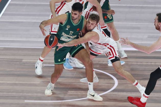 EuroLeague Basketball, Panathinaikos AKTOR Athens vs Olympiacos Piraeus - Sasha Vezenkov, 14 of Olympiacos Piraeus competes with Omer Yurtseven, 77 of Panathinaikos AKTOR Athens during the EuroLeague Regular Season Round 19 match between Panathinaikos Aktor Athens and Olympiacos Piraeus at Telekom Center Athens on January 02, 2026 in Athens, Greece. ATHENS Greece Copyright: xOnexInchxProductionsx 6797640
