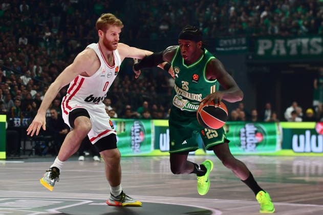 EuroLeague Basketball, Panathinaikos AKTOR Athens vs Olympiacos Piraeus - Kendrick Nunn, 25 of Panathinaikos AKTOR Athens competes with Thomas Walkup, 0 of Olympiacos Piraeus during the EuroLeague Regular Season Round 19 match between Panathinaikos Aktor Athens and Olympiacos Piraeus at Telekom Center Athens on January 02, 2026 in Athens, Greece. ATHENS Greece Copyright: xOnexInchxProductionsx 6797642
