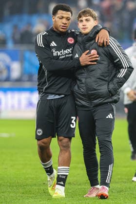 1. Bundesliga - Hamburger SV - Eintracht Frankfurt am 20.12.2025 im Volksparkstadion in Hamburg Jessic Ngankam (Frankfurt 32) mit Alexander Staff (Frankfurt 53)