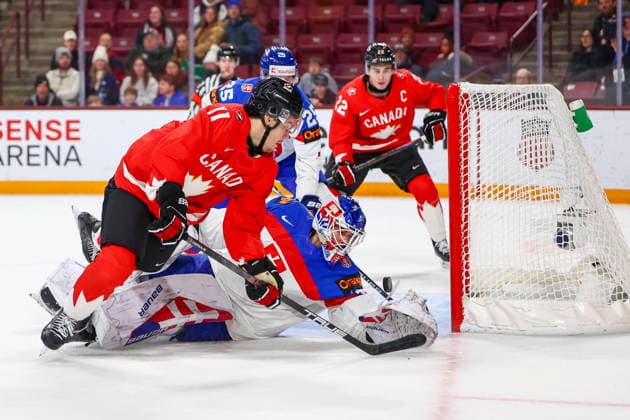 January 2, 2026, Minneapolis, Minnesota, United States: Canada forward TIJ IGINLA (11) chips the puck over the glove of Slovakia goalie ALAN LENDAK (30). Canada and Slovakia faced off in the quarterfinal round of the IIHF World Junior Championship on January 2nd. Canada was victorious 7-1. Minneapolis United States - ZUMAt166 20260102_zsp_t166_072 Copyright: xMichaelxTurnerx