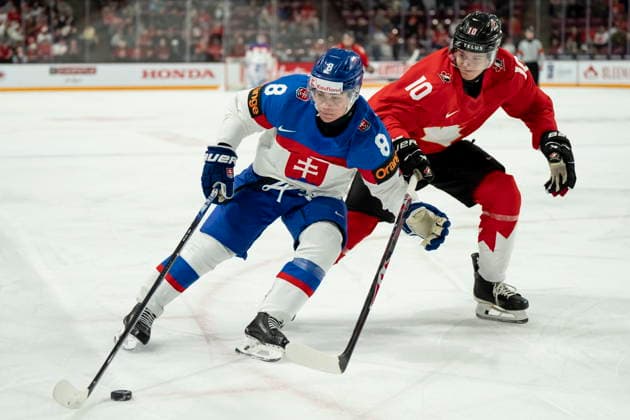 January 2, 2026, Minneapolis, Mn, USA: Canadian defenceman Cameron Reid (10) and Slovak forward Michal Liscinsky (8) battle for the puck during the countries quarterfinal matchup at the world junior hockey championship in Minneapolis on Friday, Jan. 2, 2026. Canada News - January 2, 2026  - ZUMAc35_ 20260102_zaf_c35_025 Copyright: xChristopherxKatsarovx