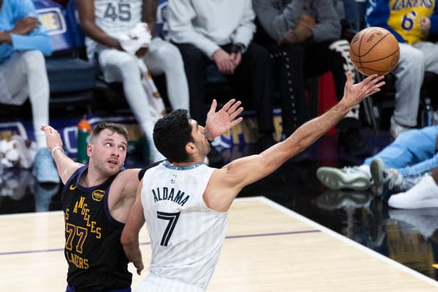 January 2, 2026, Los Angeles, California, USA: Memphis Grizzlies Santi Aldama (7) goes past Los Angeles LakersÃ¢â‚¬â ¢ Luka DonÄÂiÄ¡ (77) to the basket during an NBA, Basketball Herren, USA basketball game at Crypto.com Arena on Friday, Jan. 2, 2026 in Los Angeles. Los Angeles USA - ZUMAc68_ 20260102_zaf_c68_002 Copyright: xRingoxChiux