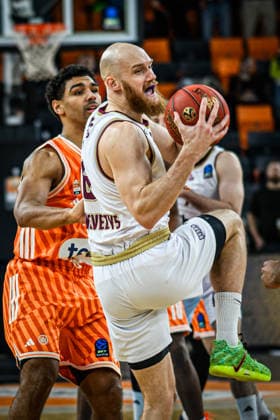 Mark Smith (ratiopharm ulm) und Lazar Mutic (Lietkabelis Panevezys) im Zweikampf waehrend des EuroCup spiels zwischen ratiopharm ulm vs Lietkabelis Panevezys in der ratiopharm Arena am 02. January 2026 in Neu-Ulm, Deutschland. (Foto von Harry Langer DeFodi Images) +++ Mark Smith (ratiopharm ulm) und Lazar Mutic (Lietkabelis Panevezys) battle for the ball during the EuroCup match between ratiopharm ulm vs Lietkabelis Panevezys at ratiopharm Arena on January 2, 2026 in Neu-Ulm, Germany. (Photo by Harry Langer DeFodi Images) (Photo by Harry Langer DeFodi Images) -
