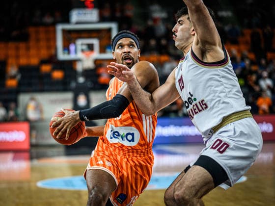 Justin Simon (ratiopharm ulm) und Fardaws Aimaq (Lietkabelis Panevezys) im Zweikampf waehrend des EuroCup spiels zwischen ratiopharm ulm vs Lietkabelis Panevezys in der ratiopharm Arena am 02. January 2026 in Neu-Ulm, Deutschland. (Foto von Harry Langer DeFodi Images) +++ Justin Simon (ratiopharm ulm) und Fardaws Aimaq (Lietkabelis Panevezys) battle for the ball during the EuroCup match between ratiopharm ulm vs Lietkabelis Panevezys at ratiopharm Arena on January 2, 2026 in Neu-Ulm, Germany. (Photo by Harry Langer DeFodi Images) (Photo by Harry Langer DeFodi Images) -