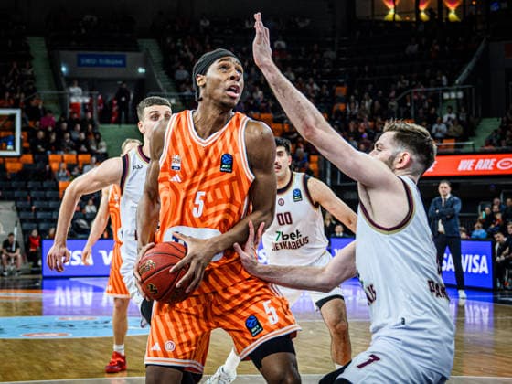 Mohamed Diakite (ratiopharm ulm) und Kristian Kullamae (Lietkabelis Panevezys) im Zweikampf waehrend des EuroCup spiels zwischen ratiopharm ulm vs Lietkabelis Panevezys in der ratiopharm Arena am 02. January 2026 in Neu-Ulm, Deutschland. (Foto von Harry Langer DeFodi Images) +++ Mohamed Diakite (ratiopharm ulm) und Kristian Kullamae (Lietkabelis Panevezys) battle for the ball during the EuroCup match between ratiopharm ulm vs Lietkabelis Panevezys at ratiopharm Arena on January 2, 2026 in Neu-Ulm, Germany. (Photo by Harry Langer DeFodi Images) (Photo by Harry Langer DeFodi Images) -