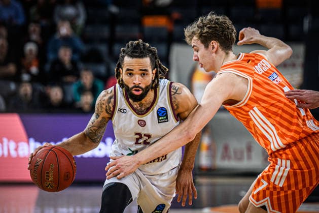 Michael Flowers (Lietkabelis Panevezys) und Tobias Jensen (ratiopharm ulm) im Zweikampf waehrend des EuroCup spiels zwischen ratiopharm ulm vs Lietkabelis Panevezys in der ratiopharm Arena am 02. January 2026 in Neu-Ulm, Deutschland. (Foto von Harry Langer DeFodi Images) +++ Michael Flowers (Lietkabelis Panevezys) und Tobias Jensen (ratiopharm ulm) battle for the ball during the EuroCup match between ratiopharm ulm vs Lietkabelis Panevezys at ratiopharm Arena on January 2, 2026 in Neu-Ulm, Germany. (Photo by Harry Langer DeFodi Images) (Photo by Harry Langer DeFodi Images) -