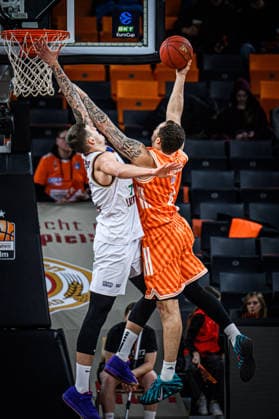 Paulius Danusevicius (Lietkabelis Panevezys) und Christopher Ledlum (ratiopharm ulm) im Zweikampf waehrend des EuroCup spiels zwischen ratiopharm ulm vs Lietkabelis Panevezys in der ratiopharm Arena am 02. January 2026 in Neu-Ulm, Deutschland. (Foto von Harry Langer DeFodi Images) +++ Paulius Danusevicius (Lietkabelis Panevezys) und Christopher Ledlum (ratiopharm ulm) battle for the ball during the EuroCup match between ratiopharm ulm vs Lietkabelis Panevezys at ratiopharm Arena on January 2, 2026 in Neu-Ulm, Germany. (Photo by Harry Langer DeFodi Images) (Photo by Harry Langer DeFodi Images) -