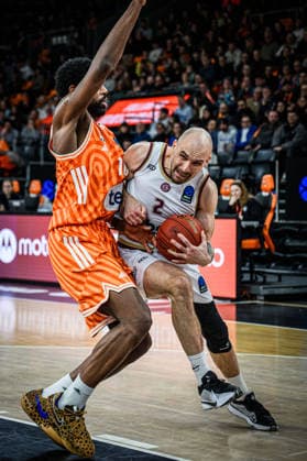 Malik Osborne (ratiopharm ulm) und Dovis Bickauskis (Lietkabelis Panevezys) im Zweikampf waehrend des EuroCup spiels zwischen ratiopharm ulm vs Lietkabelis Panevezys in der ratiopharm Arena am 02. January 2026 in Neu-Ulm, Deutschland. (Foto von Harry Langer DeFodi Images) +++ Malik Osborne (ratiopharm ulm) und Dovis Bickauskis (Lietkabelis Panevezys) battle for the ball during the EuroCup match between ratiopharm ulm vs Lietkabelis Panevezys at ratiopharm Arena on January 2, 2026 in Neu-Ulm, Germany. (Photo by Harry Langer DeFodi Images) (Photo by Harry Langer DeFodi Images) -