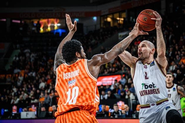 Malik Osborne (ratiopharm ulm) und Dovis Bickauskis (Lietkabelis Panevezys) im Zweikampf waehrend des EuroCup spiels zwischen ratiopharm ulm vs Lietkabelis Panevezys in der ratiopharm Arena am 02. January 2026 in Neu-Ulm, Deutschland. (Foto von Harry Langer DeFodi Images) +++ Malik Osborne (ratiopharm ulm) und Dovis Bickauskis (Lietkabelis Panevezys) battle for the ball during the EuroCup match between ratiopharm ulm vs Lietkabelis Panevezys at ratiopharm Arena on January 2, 2026 in Neu-Ulm, Germany. (Photo by Harry Langer DeFodi Images) (Photo by Harry Langer DeFodi Images) -