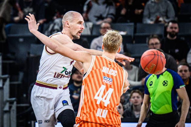 Dovis Bickauskis (Lietkabelis Panevezys) und Teo Milicic (ratiopharm ulm) im Zweikampf waehrend des EuroCup spiels zwischen ratiopharm ulm vs Lietkabelis Panevezys in der ratiopharm Arena am 02. January 2026 in Neu-Ulm, Deutschland. (Foto von Harry Langer DeFodi Images) +++ Dovis Bickauskis (Lietkabelis Panevezys) und Teo Milicic (ratiopharm ulm) battle for the ball during the EuroCup match between ratiopharm ulm vs Lietkabelis Panevezys at ratiopharm Arena on January 2, 2026 in Neu-Ulm, Germany. (Photo by Harry Langer DeFodi Images) (Photo by Harry Langer DeFodi Images) -