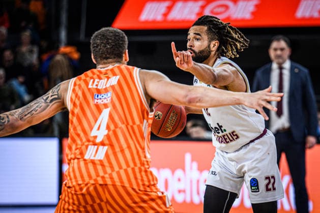 Christopher Ledlum (ratiopharm ulm) und Michael Flowers (Lietkabelis Panevezys) im Zweikampf waehrend des EuroCup spiels zwischen ratiopharm ulm vs Lietkabelis Panevezys in der ratiopharm Arena am 02. January 2026 in Neu-Ulm, Deutschland. (Foto von Harry Langer DeFodi Images) +++ Christopher Ledlum (ratiopharm ulm) und Michael Flowers (Lietkabelis Panevezys) battle for the ball during the EuroCup match between ratiopharm ulm vs Lietkabelis Panevezys at ratiopharm Arena on January 2, 2026 in Neu-Ulm, Germany. (Photo by Harry Langer DeFodi Images) (Photo by Harry Langer DeFodi Images) -