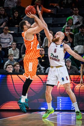Christopher Ledlum (ratiopharm ulm) und Lazar Mutic (Lietkabelis Panevezys) im Zweikampf waehrend des EuroCup spiels zwischen ratiopharm ulm vs Lietkabelis Panevezys in der ratiopharm Arena am 02. January 2026 in Neu-Ulm, Deutschland. (Foto von Harry Langer DeFodi Images) +++ Christopher Ledlum (ratiopharm ulm) und Lazar Mutic (Lietkabelis Panevezys) battle for the ball during the EuroCup match between ratiopharm ulm vs Lietkabelis Panevezys at ratiopharm Arena on January 2, 2026 in Neu-Ulm, Germany. (Photo by Harry Langer DeFodi Images) (Photo by Harry Langer DeFodi Images) -