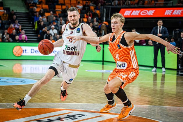 Justas Furmanavicius (Lietkabelis Panevezys) und Teo Milicic (ratiopharm ulm) im Zweikampf waehrend des EuroCup spiels zwischen ratiopharm ulm vs Lietkabelis Panevezys in der ratiopharm Arena am 02. January 2026 in Neu-Ulm, Deutschland. (Foto von Harry Langer DeFodi Images) +++ Justas Furmanavicius (Lietkabelis Panevezys) und Teo Milicic (ratiopharm ulm) battle for the ball during the EuroCup match between ratiopharm ulm vs Lietkabelis Panevezys at ratiopharm Arena on January 2, 2026 in Neu-Ulm, Germany. (Photo by Harry Langer DeFodi Images) (Photo by Harry Langer DeFodi Images) -
