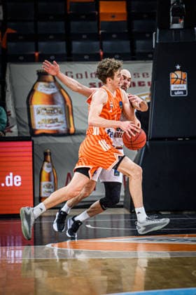 Tobias Jensen (ratiopharm ulm) und Dovis Bickauskis (Lietkabelis Panevezys) im Zweikampf waehrend des EuroCup spiels zwischen ratiopharm ulm vs Lietkabelis Panevezys in der ratiopharm Arena am 02. January 2026 in Neu-Ulm, Deutschland. (Foto von Harry Langer DeFodi Images) +++ Tobias Jensen (ratiopharm ulm) und Dovis Bickauskis (Lietkabelis Panevezys) battle for the ball during the EuroCup match between ratiopharm ulm vs Lietkabelis Panevezys at ratiopharm Arena on January 2, 2026 in Neu-Ulm, Germany. (Photo by Harry Langer DeFodi Images) (Photo by Harry Langer DeFodi Images) -