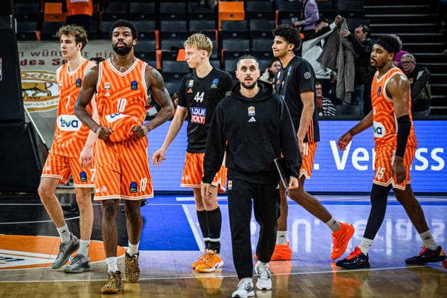 Tobias Jensen (ratiopharm ulm), Malik Osborne (ratiopharm ulm), Teo Milicic (ratiopharm ulm), Meissa Faye (ratiopharm ulm) und Justin Simon (ratiopharm ulm) enttaeusscht waehrend des EuroCup spiels zwischen ratiopharm ulm vs Lietkabelis Panevezys in der ratiopharm Arena am 02. January 2026 in Neu-Ulm, Deutschland. (Foto von Harry Langer DeFodi Images) +++ Tobias Jensen (ratiopharm ulm), Malik Osborne (ratiopharm ulm), Teo Milicic (ratiopharm ulm), Meissa Faye (ratiopharm ulm) und Justin Simon (ratiopharm ulm) looks dejected during the EuroCup match between ratiopharm ulm vs Lietkabelis Panevezys at ratiopharm Arena on January 2, 2026 in Neu-Ulm, Germany. (Photo by Harry Langer DeFodi Images) (Photo by Harry Langer DeFodi Images) -