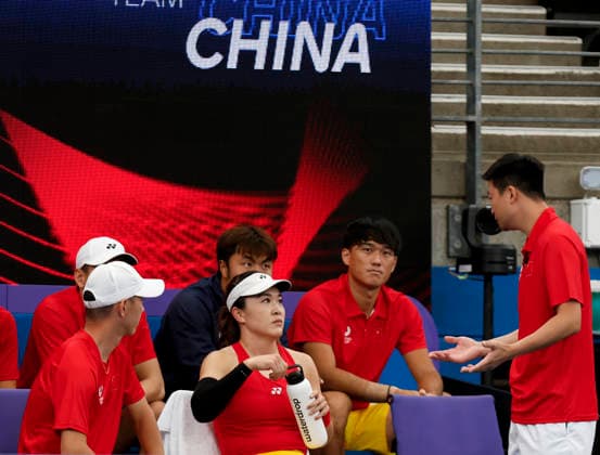 (260103) -- SYNDEY, Jan. 3, 2026 -- Zhu Lin (front C) of China listens to her coach Wu Di (R) during the women s singles match against Elise Mertens of Belgium in the Group B round robin match between China and Belgium at the 2026 United Cup tennis tournament in Sydney, Australia, Jan. 3, 2026. ) (SP)AUSTRALIA-SYNDEY-TENNIS-UNITED CUP-CHN VS BEL MaxPing 