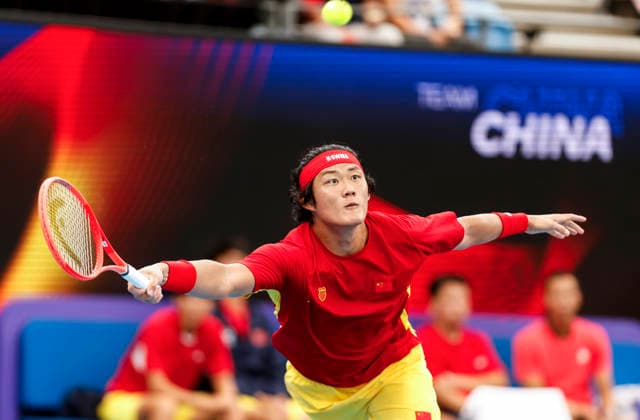 (260103) -- SYNDEY, Jan. 3, 2026 -- Zhang Zhizhen of China hits a return during the men s singles match against Zizou Bergs of Belgium in the Group B round robin match between China and Belgium at the 2026 United Cup tennis tournament in Sydney, Australia, Jan. 3, 2026. ) (SP)AUSTRALIA-SYNDEY-TENNIS-UNITED CUP-CHN VS BEL MaxPing 