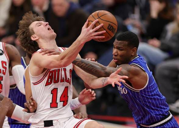 (260103) -- CHICAGO, Jan. 3, 2026 -- Chicago Bulls Matas Buzelis (L) is fouled by Orlando Magic s Jamal Cain during NBA, Basketball Herren, USA regular season basketball game between Orlando Magic and Chicago Bulls in Chicago, the United states, Jan. 2, 2026. (Photo by Xinhua) (SP)U.S.-CHICAGO-BASKETBALL-NBA-BULLS VS MAGIC XuxJing 