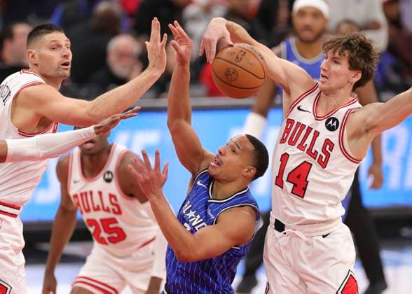 (260103) -- CHICAGO, Jan. 3, 2026 -- Orlando Magic s Desmond Bane (C) is blocked by Chicago Bulls forward Matas Buzelis (R) during NBA, Basketball Herren, USA regular season basketball game between Orlando Magic and Chicago Bulls in Chicago, the United states, Jan. 2, 2026. (Photo by Xinhua) (SP)U.S.-CHICAGO-BASKETBALL-NBA-BULLS VS MAGIC XuxJing 