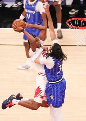 (260103) -- CHICAGO, Jan. 3, 2026 -- Orlando Magic s Tristan da Silva (R) tries to block Chicago Bulls Julian Phillips during NBA, Basketball Herren, USA regular season basketball game between Orlando Magic and Chicago Bulls in Chicago, the United states, Jan. 2, 2026. (Photo by Xinhua) (SP)U.S.-CHICAGO-BASKETBALL-NBA-BULLS VS MAGIC XuxJing 