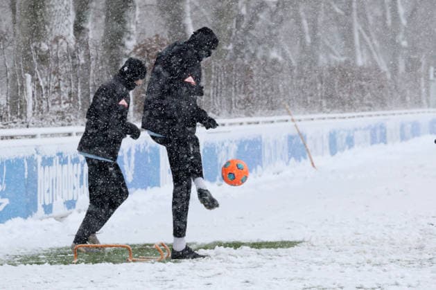 DEU, DFL, 2. FBL Hertha BSC, Training, Schnee, 03.01.2026, Sportforum, Berlin, DEU, DFL, 2. FBL Hertha BSC, Training, Schnee, im Bild John Anthony Brooks (Hertha BSC Berlin 25), Leon Jensen (Hertha BSC Berlin 5) DFL - regulations prohibit any use of Photographs as image sequences and or quasi-video