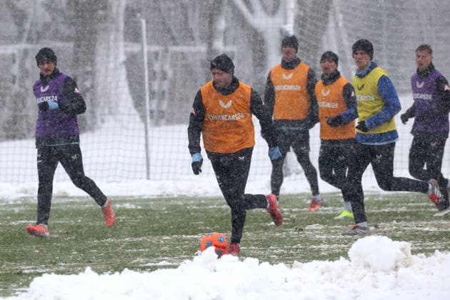 DEU, DFL, 2. FBL Hertha BSC, Training, Schnee, 03.01.2026, Sportforum, Berlin, DEU, DFL, 2. FBL Hertha BSC, Training, Schnee, im Bild Hertha-Spielerkreis, Marton Dardai (Hertha BSC Berlin 31) DFL - regulations prohibit any use of Photographs as image sequences and or quasi-video