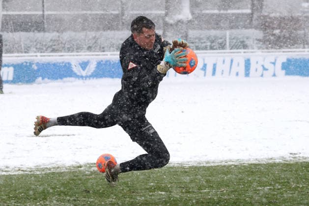 DEU, DFL, 2. FBL Hertha BSC, Training, Schnee, 03.01.2026, Sportforum, Berlin, DEU, DFL, 2. FBL Hertha BSC, Training, Schnee, im Bild Tjark Ernst (Hertha BSC Berlin 1) DFL - regulations prohibit any use of Photographs as image sequences and or quasi-video