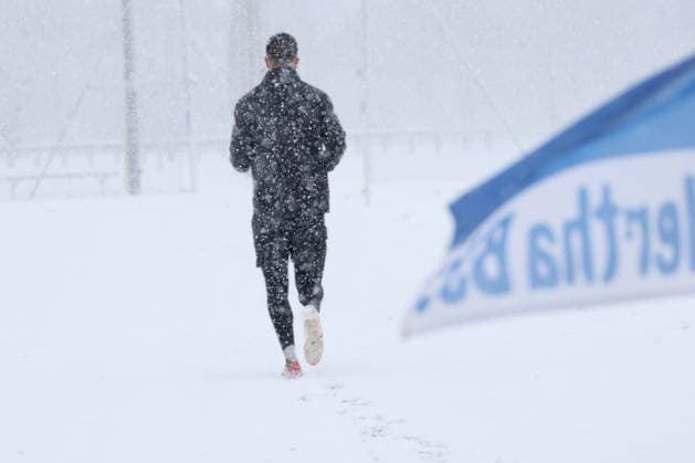 DEU, DFL, 2. FBL Hertha BSC, Training, Schnee, 03.01.2026, Sportforum, Berlin, DEU, DFL, 2. FBL Hertha BSC, Training, Schnee, im Bild Tjark Ernst (Hertha BSC Berlin 1) DFL - regulations prohibit any use of Photographs as image sequences and or quasi-video