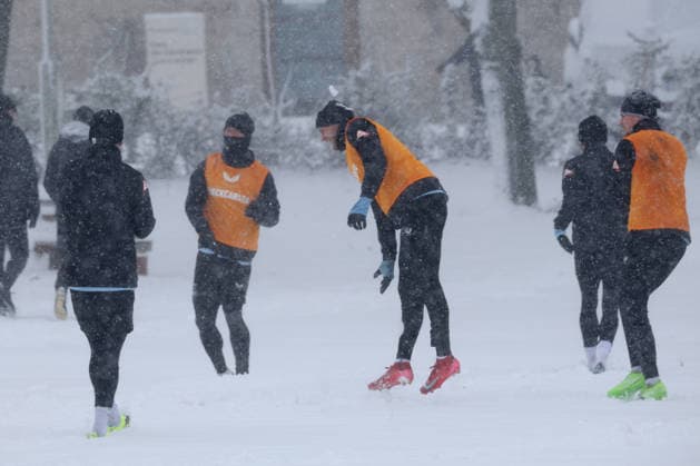 DEU, DFL, 2. FBL Hertha BSC, Training, Schnee, 03.01.2026, Sportforum, Berlin, DEU, DFL, 2. FBL Hertha BSC, Training, Schnee, im Bild Hertha-Spielerkreis, Schneeballschlacht DFL - regulations prohibit any use of Photographs as image sequences and or quasi-video