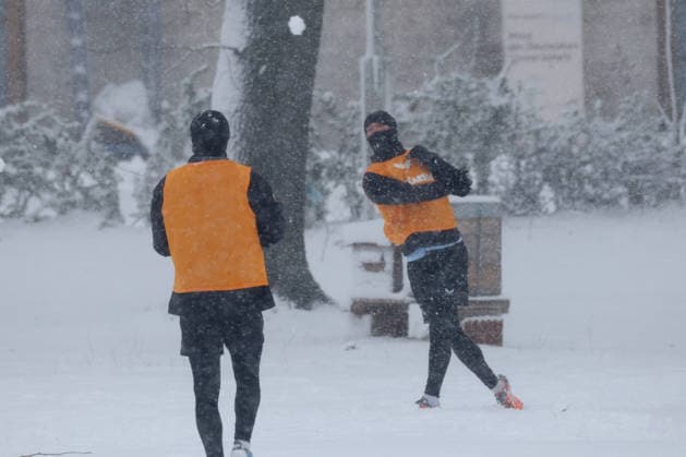 DEU, DFL, 2. FBL Hertha BSC, Training, Schnee, 03.01.2026, Sportforum, Berlin, DEU, DFL, 2. FBL Hertha BSC, Training, Schnee, im Bild Hertha-Spielerkreis, Schneeballschlacht DFL - regulations prohibit any use of Photographs as image sequences and or quasi-video