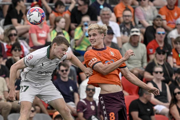 3rd January 2026; Kayo Stadium, Redcliffe, Queensland, Australia: A League Football, Brisbane Roar versus Wellington Phoenix; Matthew Sheridan of Wellington Phoenix and Sam Klein of Brisbane Roar compete for the header  NigelxOwen Content restricted for UK based newspaper