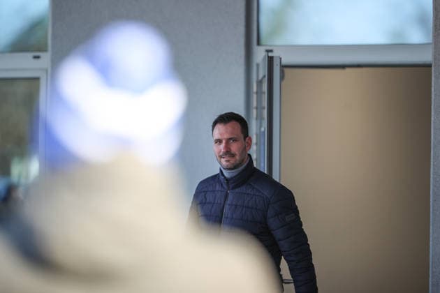 Erster, Mario Eggimann (Karlsruher SC, Geschaeftsfuehrer kommt als Erster raus zu den Fans, Karlsruher SC Fussball, 2. Bundesliga, Trainingsauftakt Rueckrunde, 2025 2026, 03.01.2026, DFL REGULATIONS PROHIBIT ANY USE OF PHOTOGRAPHS AS IMAGE SEQUENCES AND OR QUASI-VIDEO, Karlsruher SC Fussball, 2. Bundesliga, Trainingsauftakt Rueckrunde, 2025 2026, 03.01.2026 Karlsruhe