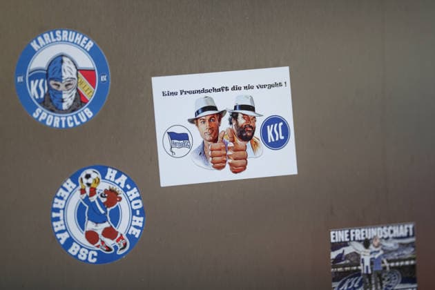 Beklebte Fleache mit diversen Stickern unter anderem zum Thema Fanfreundschaft KSC und Hertha BSC, Karlsruher SC Fussball, 2. Bundesliga, Trainingsauftakt Rueckrunde, 2025 2026, 03.01.2026, DFL REGULATIONS PROHIBIT ANY USE OF PHOTOGRAPHS AS IMAGE SEQUENCES AND OR QUASI-VIDEO, Karlsruher SC Fussball, 2. Bundesliga, Trainingsauftakt Rueckrunde, 2025 2026, 03.01.2026 Karlsruhe
