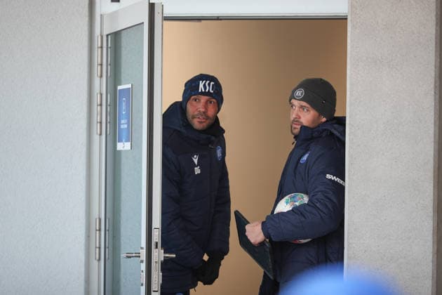 Daniel Gordon (Karlsruher SC, Co-Trainer) blickt auf die wartenden Fans, Karlsruher SC Fussball, 2. Bundesliga, Trainingsauftakt Rueckrunde, 2025 2026, 03.01.2026, DFL REGULATIONS PROHIBIT ANY USE OF PHOTOGRAPHS AS IMAGE SEQUENCES AND OR QUASI-VIDEO, Karlsruher SC Fussball, 2. Bundesliga, Trainingsauftakt Rueckrunde, 2025 2026, 03.01.2026 Karlsruhe