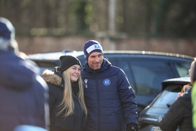 Christian Eichner (Karlsruher SC, Chef-Trainer) nimmt sich Zeit fuer die Fans, Karlsruher SC Fussball, 2. Bundesliga, Trainingsauftakt Rueckrunde, 2025 2026, 03.01.2026, DFL REGULATIONS PROHIBIT ANY USE OF PHOTOGRAPHS AS IMAGE SEQUENCES AND OR QUASI-VIDEO, Karlsruher SC Fussball, 2. Bundesliga, Trainingsauftakt Rueckrunde, 2025 2026, 03.01.2026 Karlsruhe