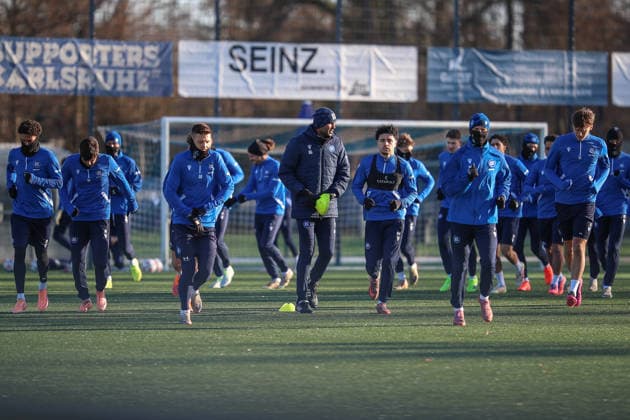 Die Mannschaft um Marvin Wanitzek (Karlsruher SC, 10) und Daniel Gordon (Karlsruher SC, Co-Trainer) dreht die erste Runde auf dem Platz, Karlsruher SC Fussball, 2. Bundesliga, Trainingsauftakt Rueckrunde, 2025 2026, 03.01.2026, DFL REGULATIONS PROHIBIT ANY USE OF PHOTOGRAPHS AS IMAGE SEQUENCES AND OR QUASI-VIDEO, Karlsruher SC Fussball, 2. Bundesliga, Trainingsauftakt Rueckrunde, 2025 2026, 03.01.2026 Karlsruhe
