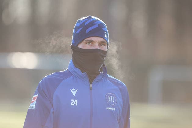 Fabian Schleusener (Karlsruher SC, 24) mit Atenwolken bei eisigen Temperaturen, Karlsruher SC Fussball, 2. Bundesliga, Trainingsauftakt Rueckrunde, 2025 2026, 03.01.2026, DFL REGULATIONS PROHIBIT ANY USE OF PHOTOGRAPHS AS IMAGE SEQUENCES AND OR QUASI-VIDEO, Karlsruher SC Fussball, 2. Bundesliga, Trainingsauftakt Rueckrunde, 2025 2026, 03.01.2026 Karlsruhe