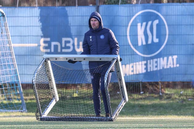 Christian Eichner (Karlsruher SC, Chef-Trainer) baut die erste Uebung auf und traegt hiefür ein kleines Tor, Karlsruher SC Fussball, 2. Bundesliga, Trainingsauftakt Rueckrunde, 2025 2026, 03.01.2026, DFL REGULATIONS PROHIBIT ANY USE OF PHOTOGRAPHS AS IMAGE SEQUENCES AND OR QUASI-VIDEO, Karlsruher SC Fussball, 2. Bundesliga, Trainingsauftakt Rueckrunde, 2025 2026, 03.01.2026 Karlsruhe