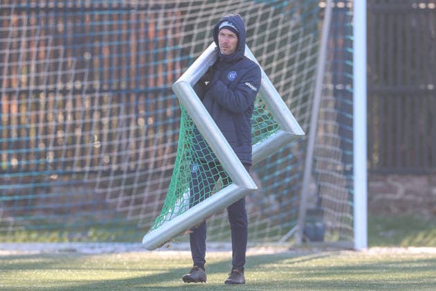 Christian Eichner (Karlsruher SC, Chef-Trainer) baut die erste Uebung auf und traegt hiefür ein kleines Tor, Karlsruher SC Fussball, 2. Bundesliga, Trainingsauftakt Rueckrunde, 2025 2026, 03.01.2026, DFL REGULATIONS PROHIBIT ANY USE OF PHOTOGRAPHS AS IMAGE SEQUENCES AND OR QUASI-VIDEO, Karlsruher SC Fussball, 2. Bundesliga, Trainingsauftakt Rueckrunde, 2025 2026, 03.01.2026 Karlsruhe