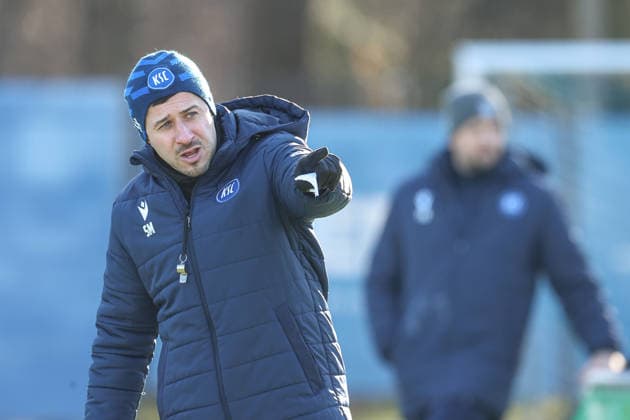 Sirus Motekallemi (Karlsruher SC, Co-Trainer) gibt den Spielern Anweisungen, Karlsruher SC Fussball, 2. Bundesliga, Trainingsauftakt Rueckrunde, 2025 2026, 03.01.2026, DFL REGULATIONS PROHIBIT ANY USE OF PHOTOGRAPHS AS IMAGE SEQUENCES AND OR QUASI-VIDEO, Karlsruher SC Fussball, 2. Bundesliga, Trainingsauftakt Rueckrunde, 2025 2026, 03.01.2026 Karlsruhe