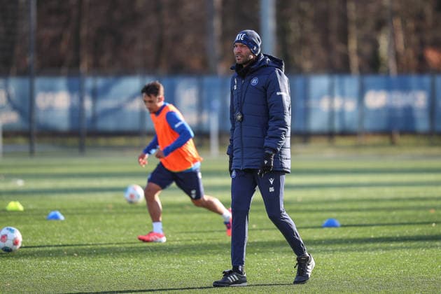 Daniel Gordon (Karlsruher SC, Co-Trainer) mit Stoppuhr auf dem Platz, Karlsruher SC Fussball, 2. Bundesliga, Trainingsauftakt Rueckrunde, 2025 2026, 03.01.2026, DFL REGULATIONS PROHIBIT ANY USE OF PHOTOGRAPHS AS IMAGE SEQUENCES AND OR QUASI-VIDEO, Karlsruher SC Fussball, 2. Bundesliga, Trainingsauftakt Rueckrunde, 2025 2026, 03.01.2026 Karlsruhe