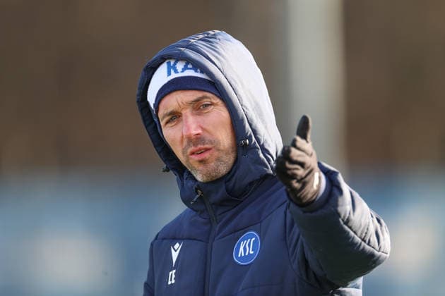 Christian Eichner (Karlsruher SC, Chef-Trainer) mit Anweisungen an die Spieler, Karlsruher SC Fussball, 2. Bundesliga, Trainingsauftakt Rueckrunde, 2025 2026, 03.01.2026, DFL REGULATIONS PROHIBIT ANY USE OF PHOTOGRAPHS AS IMAGE SEQUENCES AND OR QUASI-VIDEO, Karlsruher SC Fussball, 2. Bundesliga, Trainingsauftakt Rueckrunde, 2025 2026, 03.01.2026 Karlsruhe