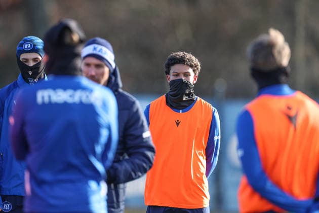 Louey Ben Farhat (Karlsruher SC, 19) bei der Ansprache von Christian Eichner (Karlsruher SC, Chef-Trainer), Karlsruher SC Fussball, 2. Bundesliga, Trainingsauftakt Rueckrunde, 2025 2026, 03.01.2026, DFL REGULATIONS PROHIBIT ANY USE OF PHOTOGRAPHS AS IMAGE SEQUENCES AND OR QUASI-VIDEO, Karlsruher SC Fussball, 2. Bundesliga, Trainingsauftakt Rueckrunde, 2025 2026, 03.01.2026 Karlsruhe