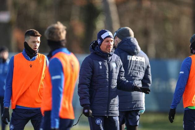Christian Eichner (Karlsruher SC, Chef-Trainer) gibt Anweisungen zum Ablauf, Marvin Wanitzek (Karlsruher SC, 10), Karlsruher SC Fussball, 2. Bundesliga, Trainingsauftakt Rueckrunde, 2025 2026, 03.01.2026, DFL REGULATIONS PROHIBIT ANY USE OF PHOTOGRAPHS AS IMAGE SEQUENCES AND OR QUASI-VIDEO, Karlsruher SC Fussball, 2. Bundesliga, Trainingsauftakt Rueckrunde, 2025 2026, 03.01.2026 Karlsruhe