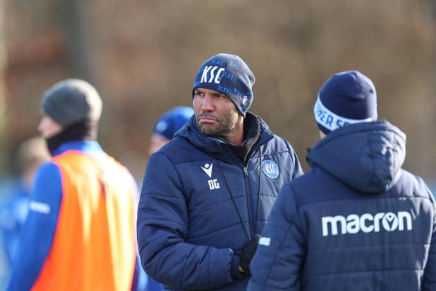 Strenger Blick von Daniel Gordon (Karlsruher SC, Co-Trainer), Karlsruher SC Fussball, 2. Bundesliga, Trainingsauftakt Rueckrunde, 2025 2026, 03.01.2026, DFL REGULATIONS PROHIBIT ANY USE OF PHOTOGRAPHS AS IMAGE SEQUENCES AND OR QUASI-VIDEO, Karlsruher SC Fussball, 2. Bundesliga, Trainingsauftakt Rueckrunde, 2025 2026, 03.01.2026 Karlsruhe